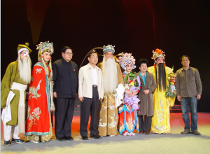 河南省政協(xié)主席王全書、著名豫劇表演藝術(shù)家王希玲、著名戲劇評(píng)論家荊樺、著名戲曲教育家《訪帥出征》導(dǎo)演李志遠(yuǎn)與主要演員合影